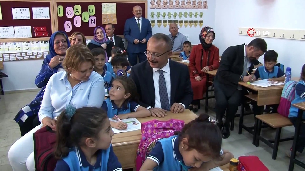 Ünlü sanatçı Hakan Altun, Siirt'te babasının adını taşıyan okulun açılışını söylediği şarkılarla yaptı