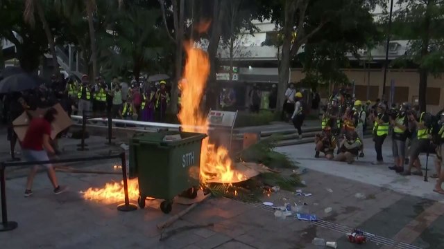 홍콩 시위 참여 인원 줄었지만, 더 과격해졌다 / YTN