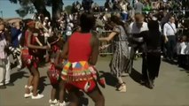 Los duques de Sussex bailan durante la ceremonia de bienvenida a Sudáfrica
