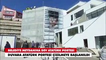 Belediyenin duvarına dev Atatürk portresi