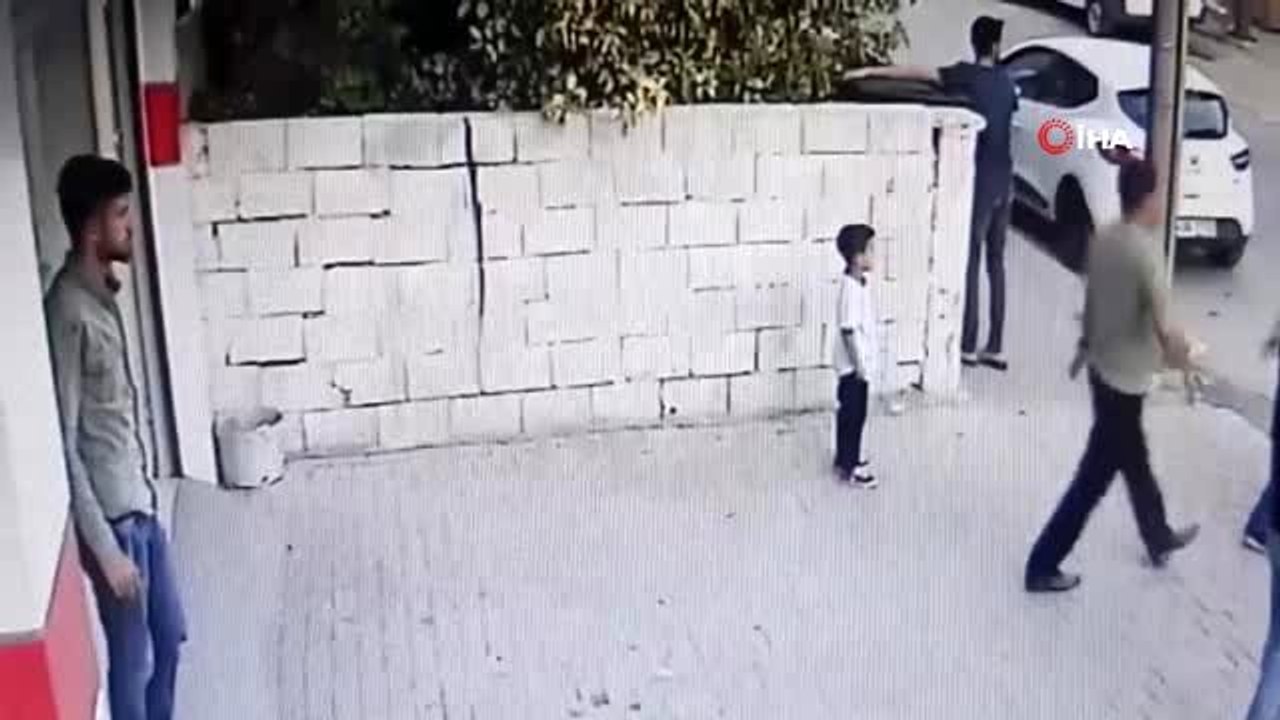 Kocadan hamile eşine şiddette mahalleli izin vermedi... O anlar kamerada