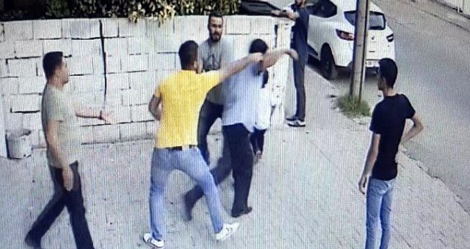 Hamile eşini kucağında çocuğu varken sokak ortasında dövdü