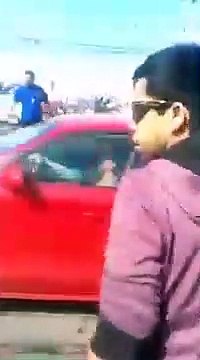 Elle vient détruire la voiture de son ex avec sa propre voiture