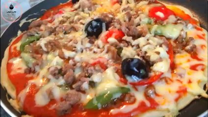 Descargar video: البيتزا السائلة في المقلاة ألذ وأسرع بيتزا بدون عجن وبدون فرن   pizza liquide