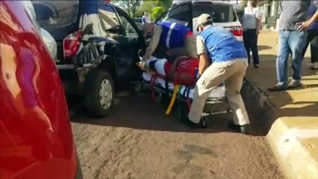 Três veículos se envolvem em colisão na Avenida Tancredo Neves