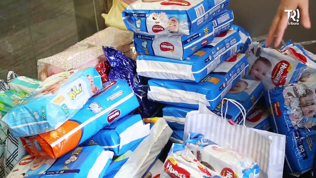 Quíntuplos recebem as fraldas doadas pelos leitores da Tri. Muito obrigado!