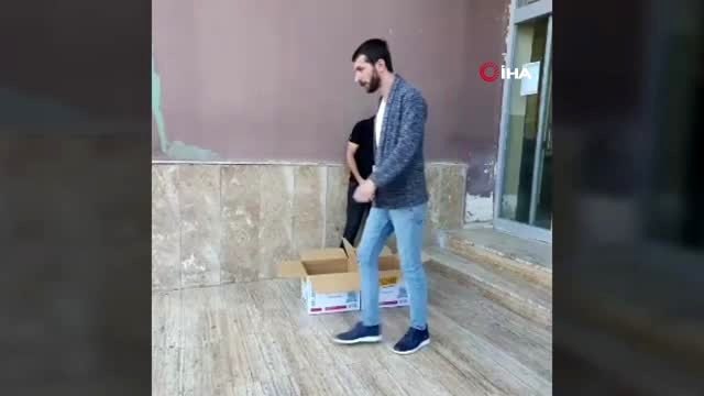 Köy okullarına kütüphane kurup, öğrencilere kırtasiye yardımında bulunuyorlar