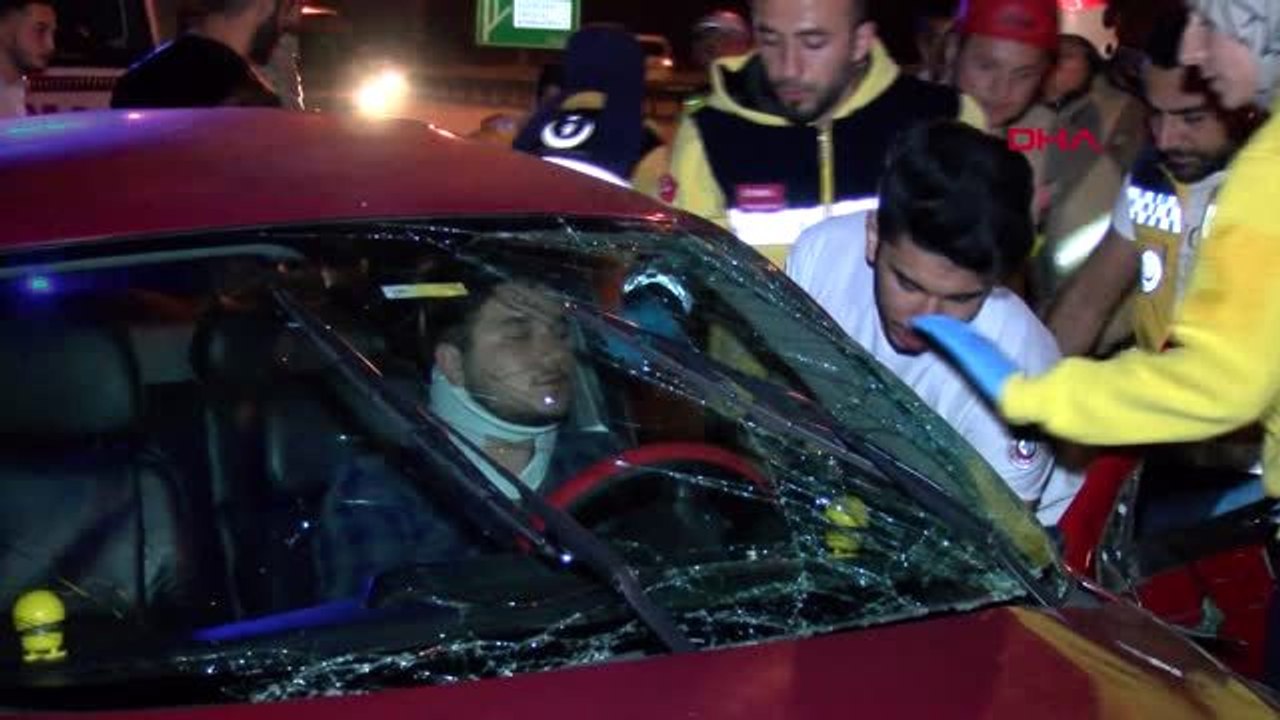Otomobil özel halk otobüsüne arkadan çarptı: 3 yaralı