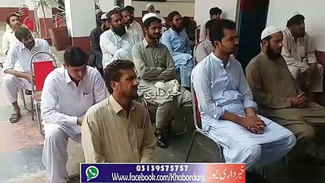 Charsadda: Manshiyat ke Khelaf Taqreeb se SHO Gul Malik Khan Khetab Kar Rahe Hain.