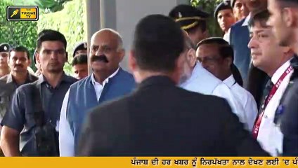 ਭਾਸ਼ਾ ਵਾਲੇ ਮਸਲੇ 'ਤੇ ਫਸੇ ਗੁਰਦਾਸ ਮਾਨ ਨਾਲ Bikram Majithia supporting Gurdas Maan