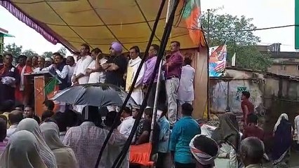 सागर में भाजपा आंदोलन के दौरान स्टेज टूटा, सारे नेता गिरे