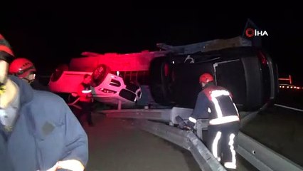 Otomobil taşıyan tır devrildi, sıfır otomobiller hasar gördü