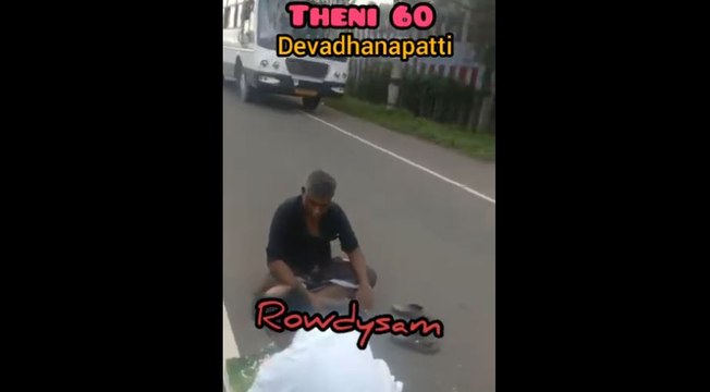 ஃபுல் போதையில் நடுரோட்டில் உற்காந்து பிரியாணி பொட்டலத்தை சாப்பிடும் 2 பேர்-வீடியோ