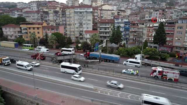 Kocaeli’de makaslayan tır D-100’ü trafiğe kapattı: 1 yaralı