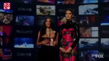 Kim Kardashian ve Kendall Jenner Emmy Ödül töreninde sahneye çıktı herkes gülmeye başladı