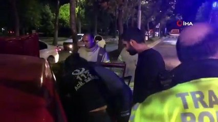 Sürücüsünün direksiyon hakimiyetini kaybettiği araç ağaca çarparak durabildi