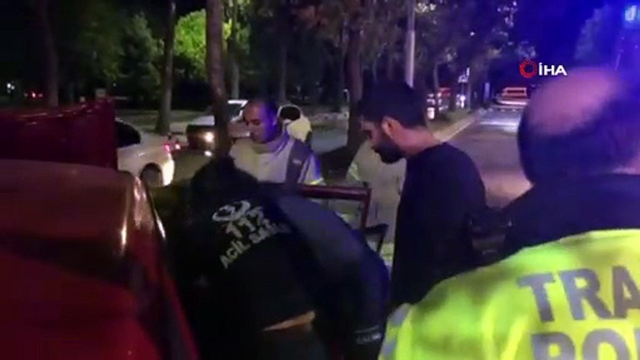 Sürücüsünün direksiyon hakimiyetini kaybettiği araç ağaca çarparak durabildi