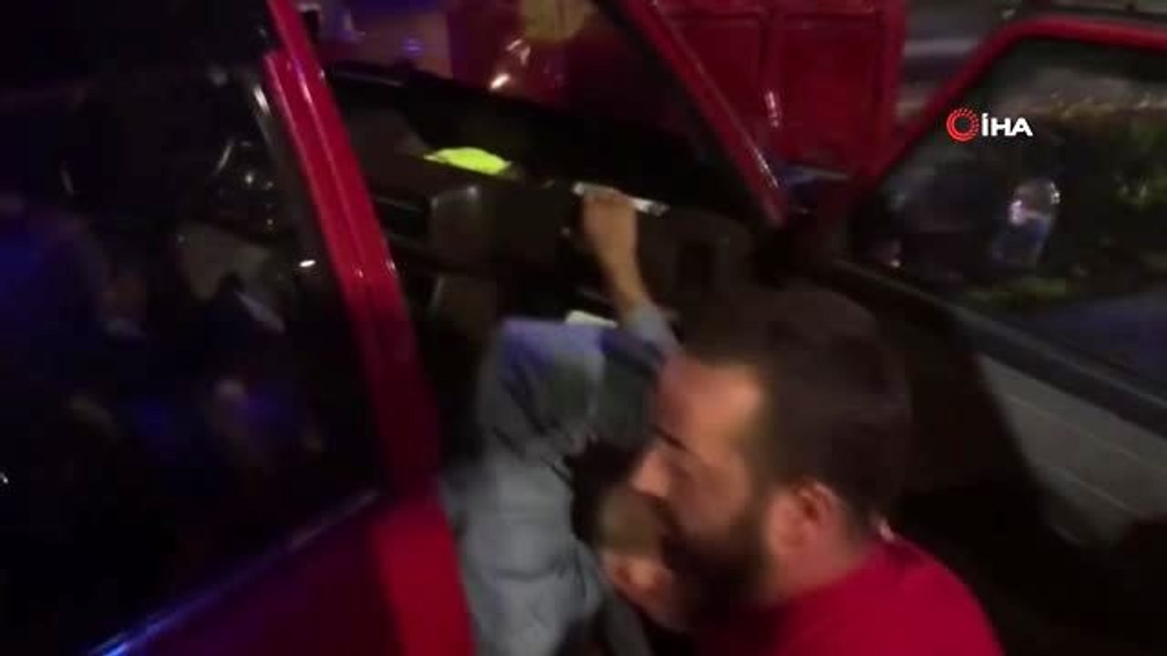 Sürücüsünün direksiyon hakimiyetini kaybettiği araç ağaca çarparak durabildi