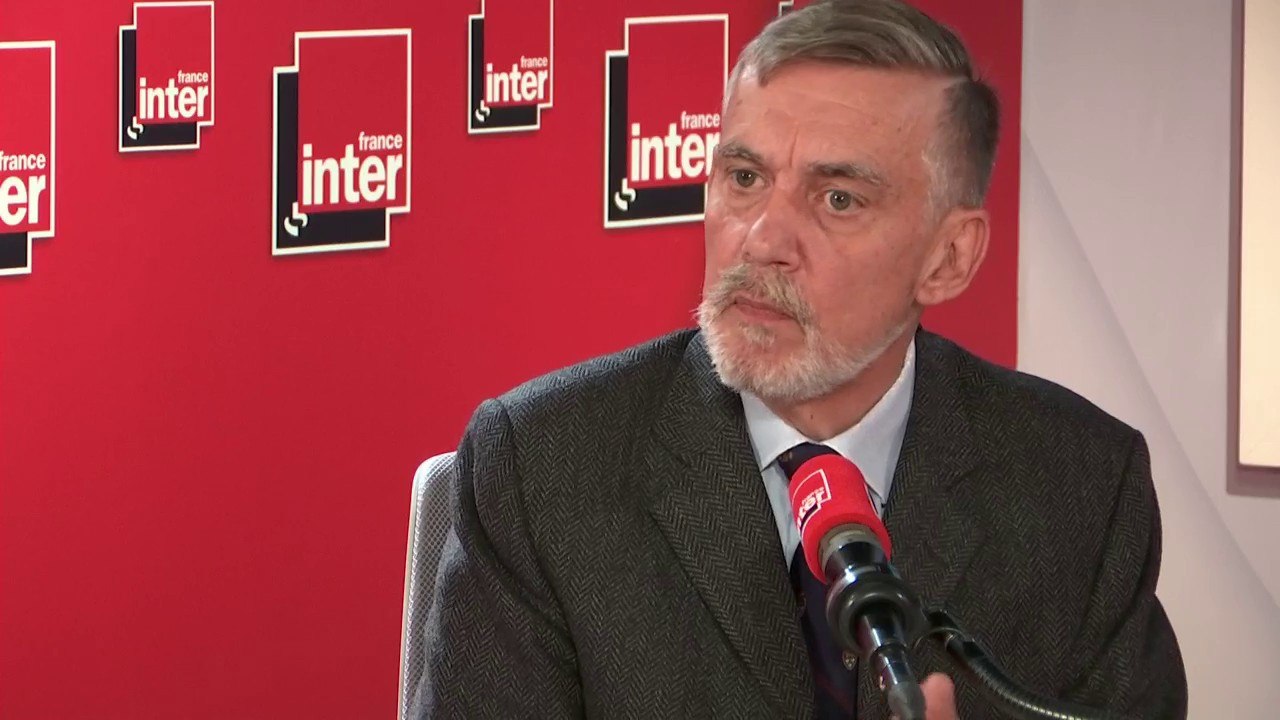 François Sureau, avocat et écrivain,  déplore de voir des "policiers en tenue de Goldorak partout" : "Mais dans quel état vit-on, ou le gouvernement considère que son propre peuple est son adversaire?"