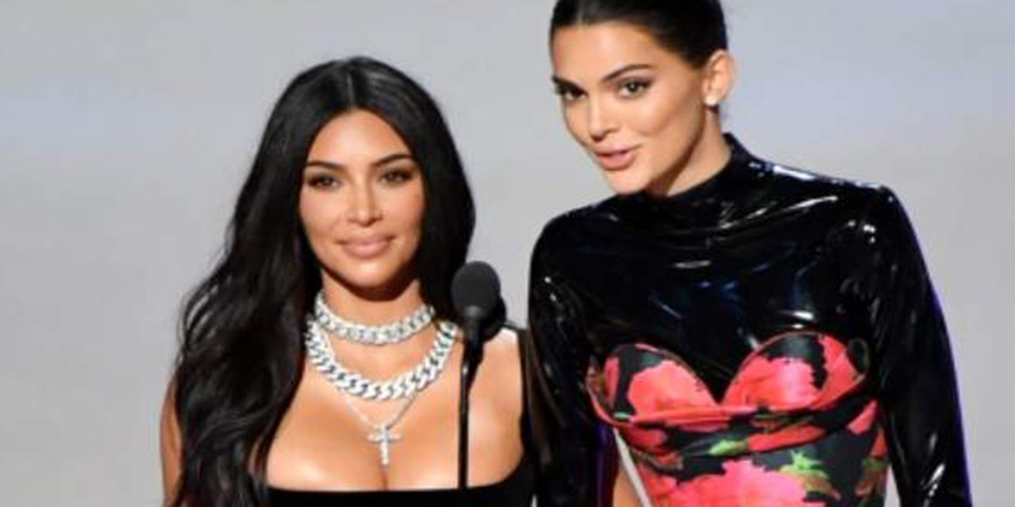 Ni su super escote salvó a Kim Kardashian y Kendall Jenner de hacer el ridículo en los Emmy