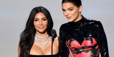 Ni su super escote salvó a Kim Kardashian y Kendall Jenner de hacer el ridículo en los Emmy