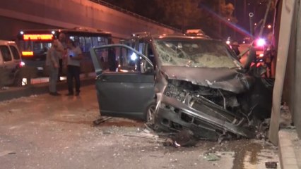 Minibüs alt geçide düştü