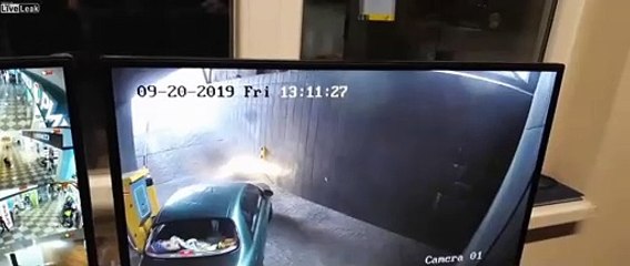 Un conducteur s'acharne sur une barrière de parking