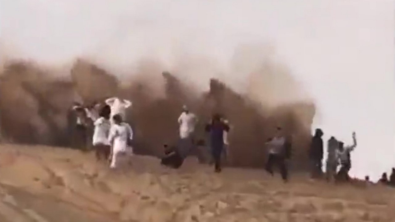 Un idiot asperge tout le monde de sable en driftant sur les dunes