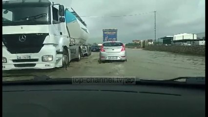 Autostrada Tiranë-Durrës mbulohet nga uji