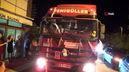 Tırdan gelin arabası hayalini düğününde gerçekleştirdi