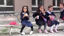 Bombaların sessizliğe mahkum ettiği Afgan çocuğa işitme cihazı desteği