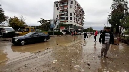 Përmbytet Kurbini, përroi del nga shtrati