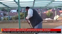 Taş değirmende geleneksel yöntemlerle bulgur üretiyor