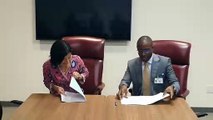 Signature de contrat entre Amadou Hott et Master Card Fondation