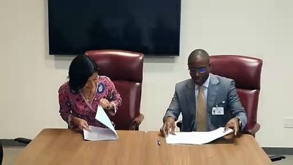 Signature de contrat entre Amadou Hott et Master Card Fondation