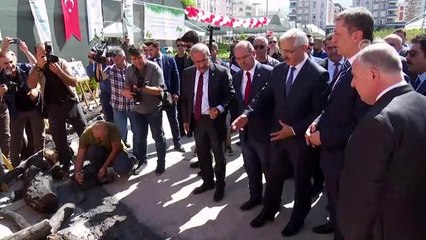 Bakan Selçuk, çocuklarla birlikte tohum dikti