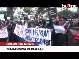 Massa Gabungan Berunjuk Rasa di Depan Gedung DPRD Bandung
