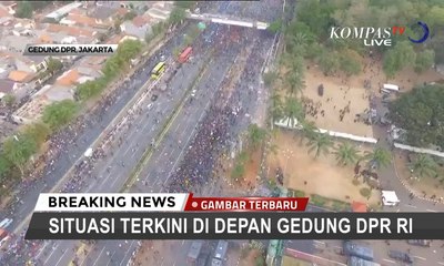 TERKINI - Bentrok! Pecah Konsentrasi Massa di DPR RI, Polisi Lepaskan Water Canon dan Gas Air Mata