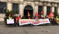 Arrivée des manifestants devant la mairie à Troyes