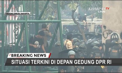 TERKINI - Bubarkan Massa di Depan Gedung DPR RI, Polisi Berkali-Kali Tembakan Gas Air Mata