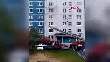 Yanan dairede mahsur kalan kızı, üst kata çekerek kurtardı