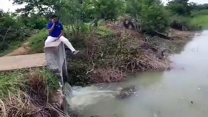 ஆத்து பாலத்தில் ஒத்த காலை ஆட்டிக் கொண்டே உட்கார்ந்திருக்கும் எம்எல்ஏ டிஆர்பி ராஜா-வீடியோ