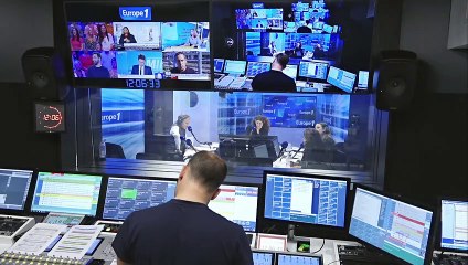 Mère voilée : Blanquer dénonce une affiche de la FCPE, qui critique sa "pente dangereuse"