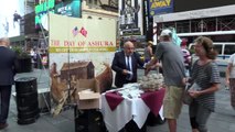 Türk restoran sahibi New York Times Meydanı'nda aşure dağıttı