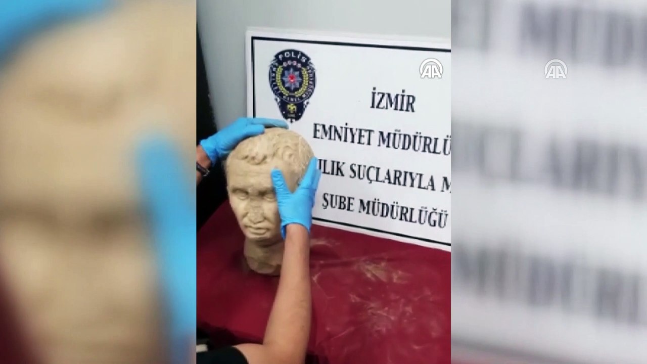 Alışveriş merkezinde tarihi eser satmaya çalışırken yakalandılar - İZMİR