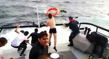 Türk askeri mültecileri kurtarmak için denize atladı