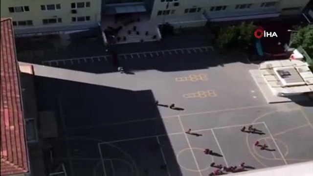 Depreme okulda yakalanan çocuklar koşarak dışarı çıktı