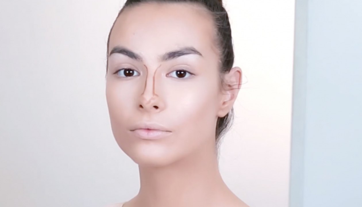 4 خطوات سهلة وسريعة تساعدكِ على تصغير الأنف بالمكياج