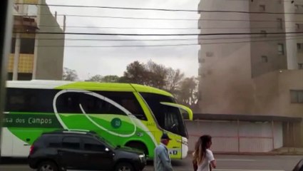 Moradores reclamam de poeira causada por obra no Centro