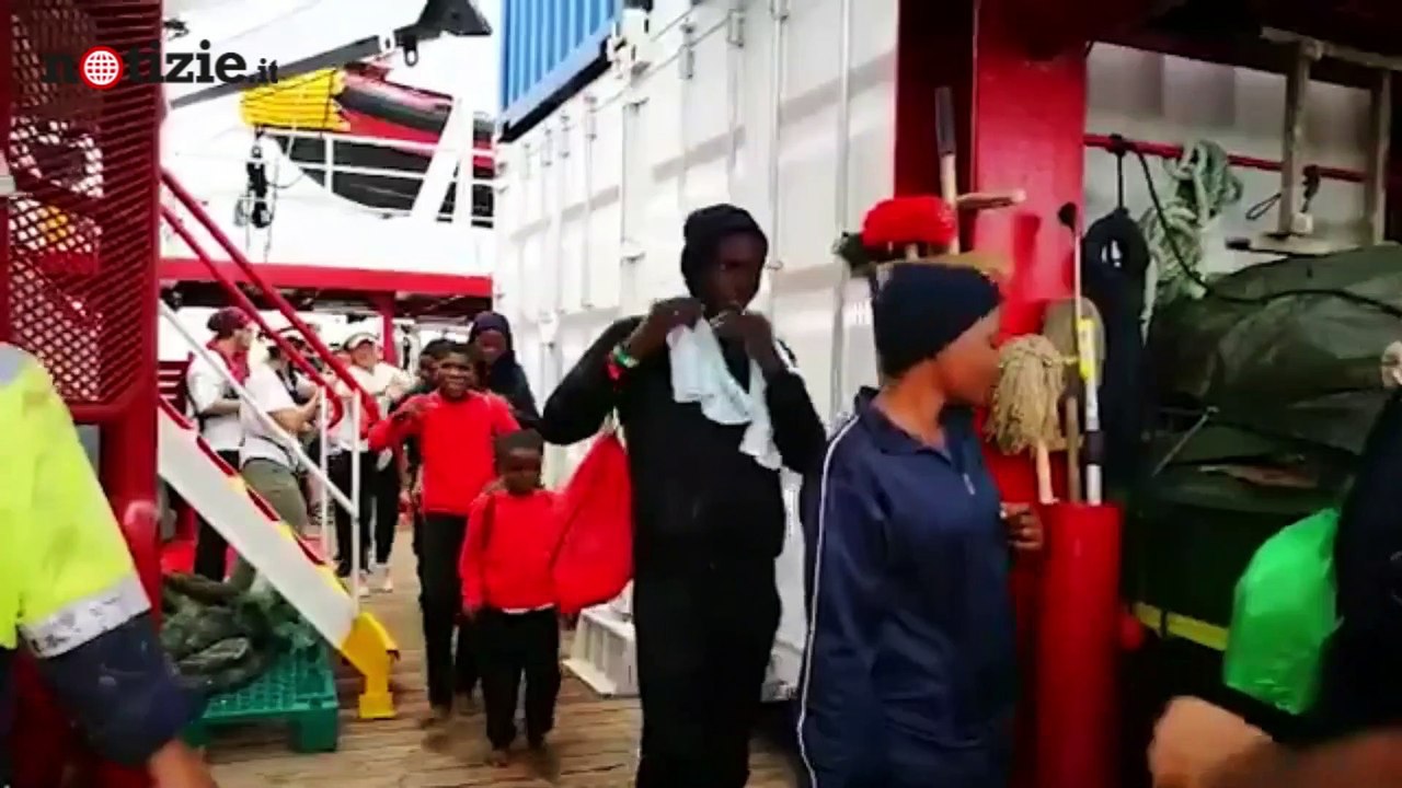 Lo sbarco dei 182 migranti della Ocean Viking al porto di Messina | Notizie.it